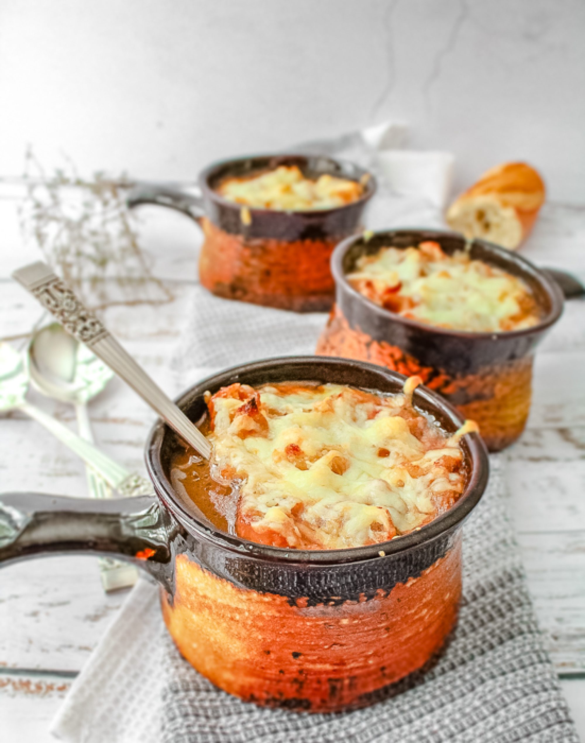 Soupe à l’oignon gratinée à la bière et au bacon